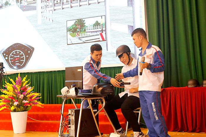 Nhân viên Công ty TNHH Bình Minh trang bị kiến thức, kỹ năng sử dụng phương tiện tham gia giao thông an toàn cho học sinh Trường THPT Kỹ thuật Việt Trì.