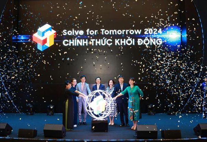 Các đại biểu thực hiện nghi thức khởi động cuộc thi Solve for Tomorrow 2024.