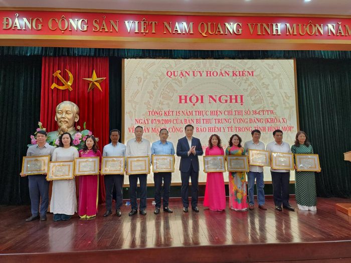 Quận Hoàn Kiếm khen thưởng 11 tập thể xuất sắc trong thực hiện Chỉ thị số 38-CT/TƯ.