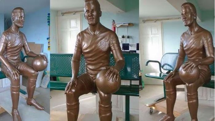 Cận cảnh bức tượng về Harry Kane