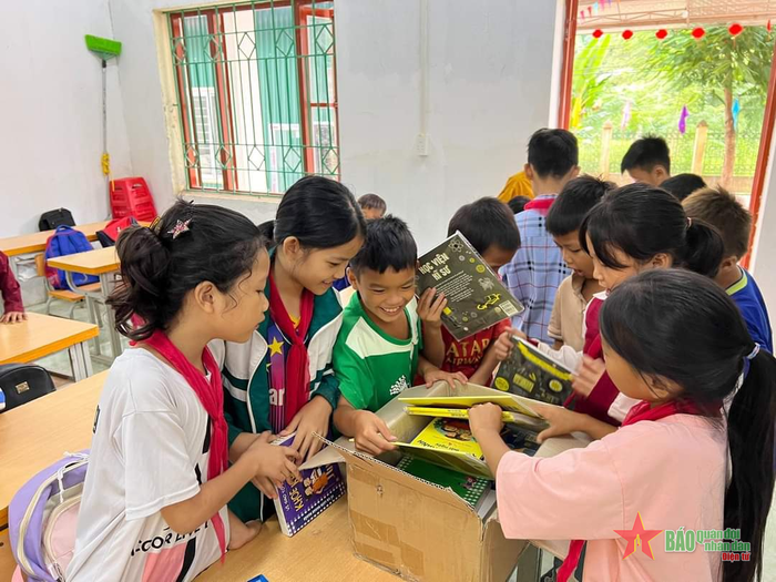  Niềm vui của các em nhỏ khi nhận sách từ "Tủ sách nuôi em". 
