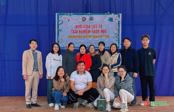  Một chuyến mang sách lên Cao Bằng của các thành viên tham gia dự án.