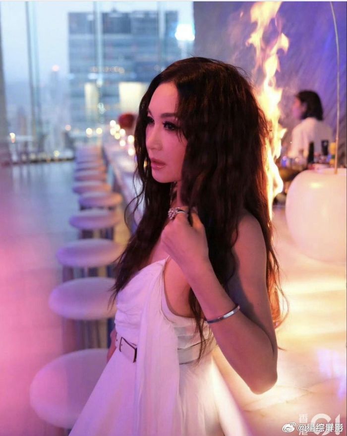 Quá trình xảy ra sự việc Ôn Bích Hà bị lửa bén cháy tóc. Ảnh: Weibo, HK01. 