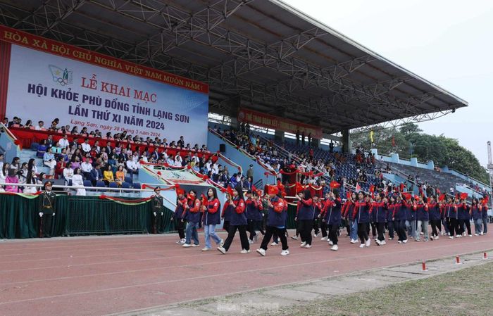 Học sinh các khối trường học diễn diễu biểu dương lực lượng.