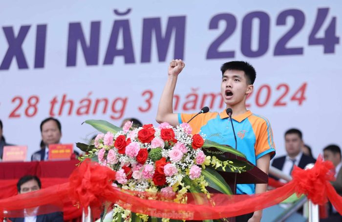 Em Vũ Đức Huy, học sinh lớp 10A5, Trường THPT Việt Bắc- thành phố Lạng Sơn, VĐV môn Aerobic thay mặt các VĐV tuyên thệ. Ảnh: Duy Chiến 
