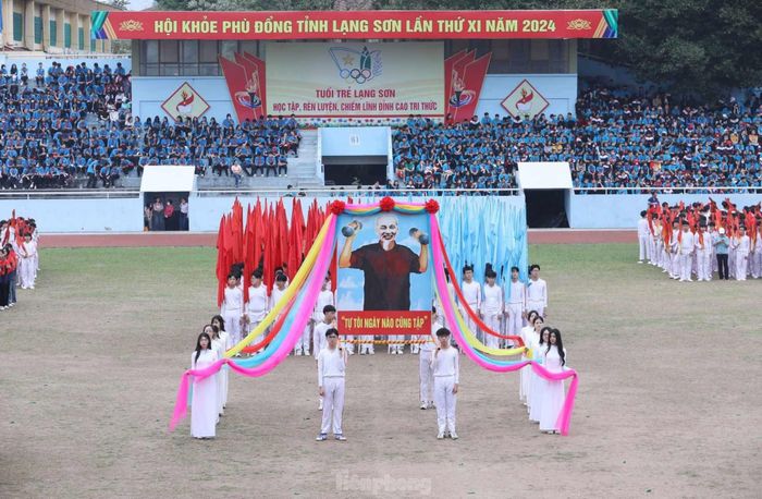 Học tập, rèn luyện theo tấm gương Bác Hồ. Ảnh: Duy Chiến 