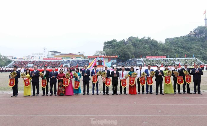 Ban tổ chức, lãnh đạo địa phương tặng cờ, hoa cho các đoàn tham gia Hội khỏe Phù Đổng Lạng Sơn 2024.