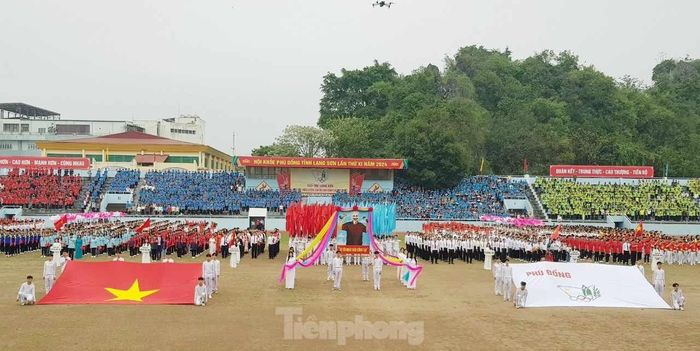 Không khí Lễ khai mạc diễn ra ấn tượng, sôi nổi. Ảnh: Duy Chiến 