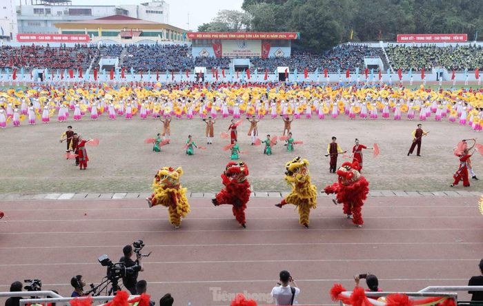 Màn đồng diễn sôi nổi, khí thế chào mừng Lễ khai mạc Hội khỏe Phù Đổng. 