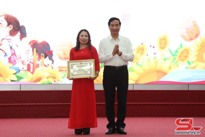 Lãnh đạo Sở GD&amp;ĐT chuyển trao bằng khen của Chủ tịch UBND tỉnh cho cá nhân có thành tích xuất sắc tại Hội thi. 