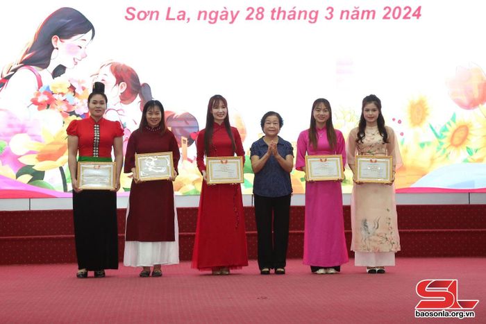 Đại diện Hội Cựu giáo chức tỉnh tặng giấy khen cho các cá nhân.