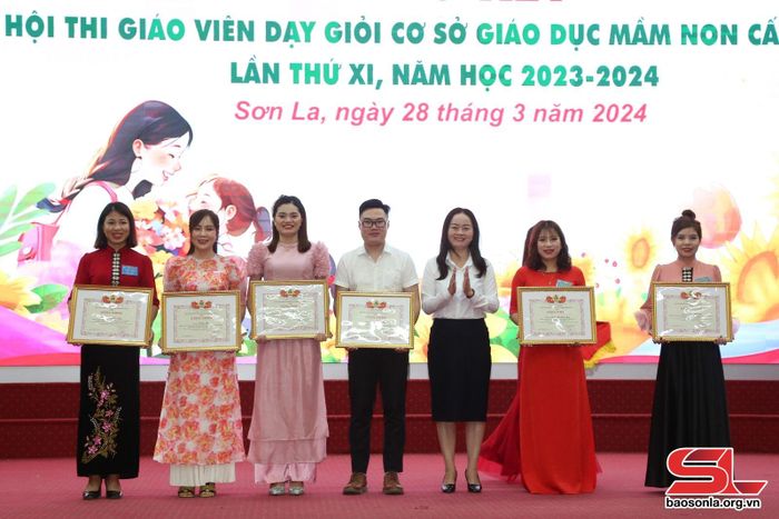 Đại diện LĐLĐ tỉnh tặng bằng khen chuyên đề cho các cá nhân. 