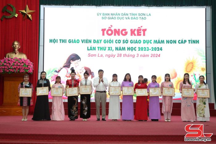 Đại diện Hội Khuyến học tỉnh tặng giấy khen cho các cá nhân.