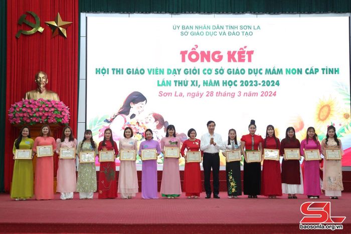 Lãnh đạo Sở GD&amp;ĐT trao giấy chứng nhận giáo viên dạy giỏi cơ sở giáo dục mầm non cấp tỉnh lần thứ XI, năm học 2023 - 2024.