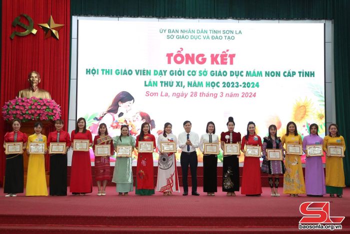 Các cá nhân nhận giấy khen của Sở GD&amp;ĐT.
