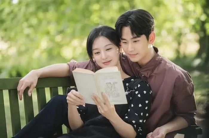 Kim Ji Won và Kim Soo Hyun trong phim "Nữ hoàng nước mắt"