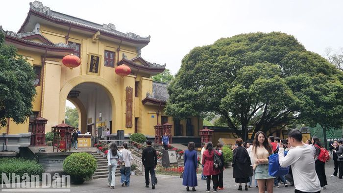 Tĩnh Giang vương phủ là khu du lịch quốc gia cấp 5A, đây vốn là cung điện dành phiên vương - tước hiệu được hoàng đế sắc phong cho con, cháu để trấn giữ ở những vùng đất biên ải xa xôi.