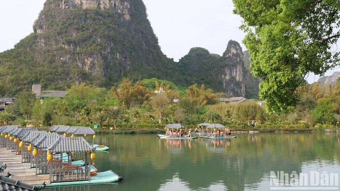  Thôn Kê Oa Độ nằm trong Khu du lịch quốc gia sông Ngộ Long có 170 hộ dân với 625 nhân khẩu phát triển mô hình du lịch homestay, chèo bè tre, trang trại...