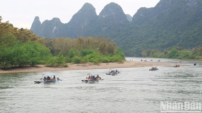 Du khách cũng có thể trải nghiệm ngồi bè trúc cho hành trình ngắn hơn để cảm nhận nước sông trong xanh trên nền núi đá vôi phong hóa và thảm thực vật đa dạng.
