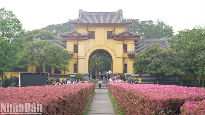 Với hơn 650 năm lịch sử, Tĩnh Giang vương phủ là chứng nhân lịch sử của vùng đất Quế Lâm. Nơi đây đã từng là vương phủ, cống viện (trường học và khảo trường thời phong kiến), trụ sở làm việc của chính quyền Quảng Tây, Trường Sư phạm số 2 Quảng Tây, Học viện Sư phạm Quế Lâm...
