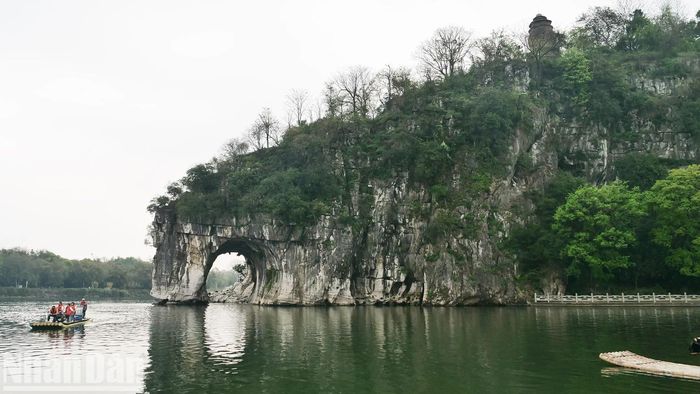 Núi Vòi voi cao 220m, có hình dáng giống như một con voi khổng lồ đang vươn vòi ra uống nước sông và được xem là Thần bảo vệ sông Ly Giang.