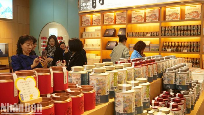 Quế Lâm là quê hương của hoa quế (hoa mộc), vì vậy những sản phẩm làm từ hoa quế như bánh hoa quế, trà hoa quế, rượu hoa quế, mật ong hoa quế đã trở thành món quà mà du khách mua về tặng người thân, bạn bè.