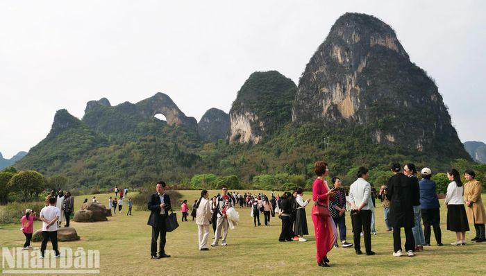 Núi mặt trăng là điểm du lịch nổi tiếng của huyện Dương Sóc hàng năm thu hút khoảng 3 triệu khách du lịch. 70% phụ nữ thôn Lịch làm kinh tế du lịch, trong đó nhiều người làm tình nguyện viên hướng dẫn cho du khách.