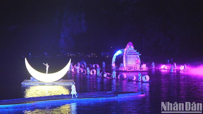 Biểu diễn thực cảnh sông nước “Ấn tượng chị Lưu Ba” (Liu Sanjie) với sự tham gia diễn xuất của hơn 600 diễn viên, được chỉ đạo bởi đạo diễn nổi tiếng Trung Quốc Trương Nghệ Mưu đã trở thành điểm nhấn cho du lịch đêm ở huyện Dương Sóc.