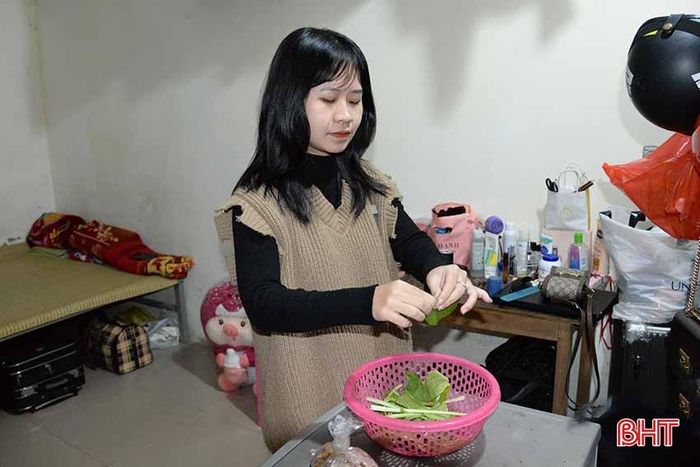  Đối với Ngọc Thương, nấu những món ăn yêu thích và thưởng thức cùng bạn bè là một cách giảm bớt áp lực đồng trang lứa. 