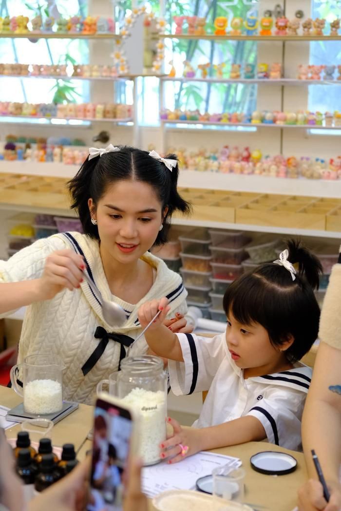 Những hình ảnh thế này sẽ hiếm khi xuất hiện trên trang cá nhân Ngọc Trinh trước kia.