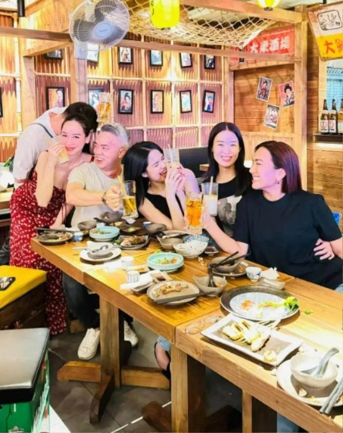 Hội bạn của Ngọc Trinh không có bóng dáng của Vũ Khắc Tiệp, dù trước đó cả hai rất thân thiết. 