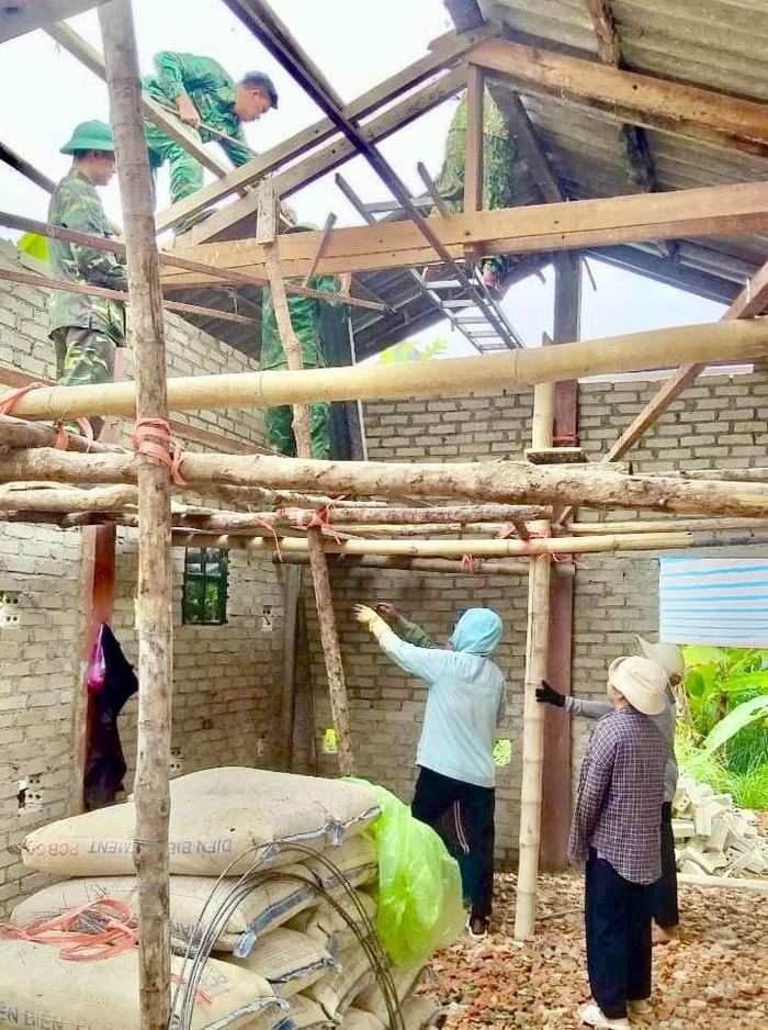 Cán bộ, chiến sĩ Đồn Biên phòng Thanh Luông hỗ trợ người dân làm nhà đại đoàn kết.