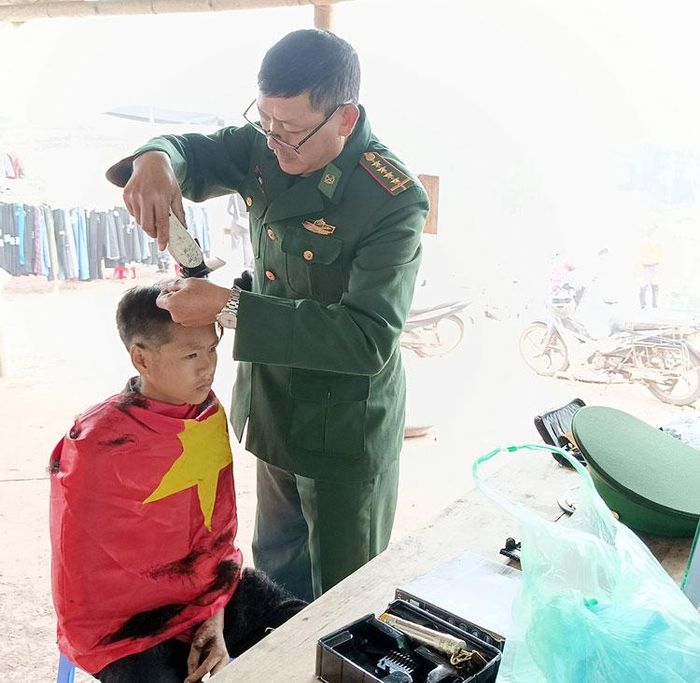 Bộ đội biên phòng Đồn Biên phòng Nậm Nhừ cắt tóc miễn phí cho người dân trong xã.