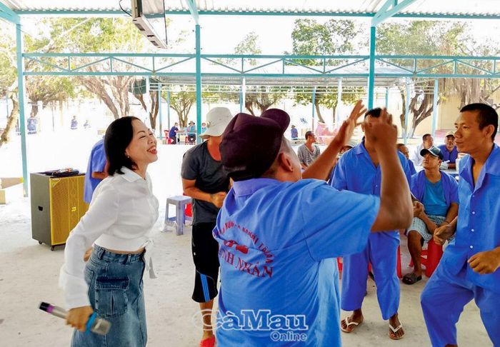 Ca sĩ Tuyết Bình khéo léo dẫn dắt bệnh nhân đi từ sâu lắng đến sôi động qua chất giọng đặc biệt, từng tạo dấu ấn đẹp một thời.