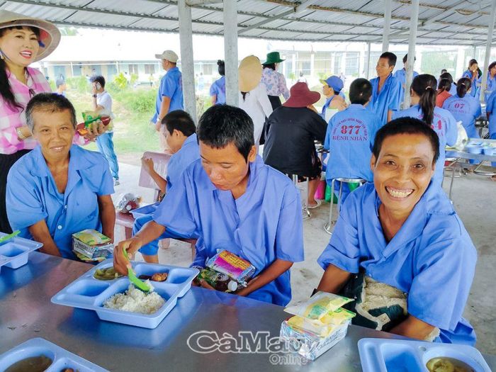 Nụ cười, nước mắt nối nhau trong ngày hạnh phúc.