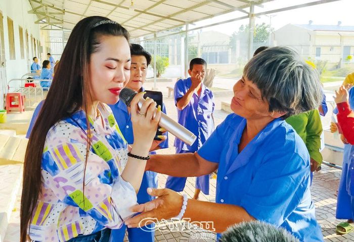 Nhiều giọt nước mắt rơi khi nghe Nghệ sĩ Hồng Mảnh ca bài vọng cổ gợi nhớ quê hương.