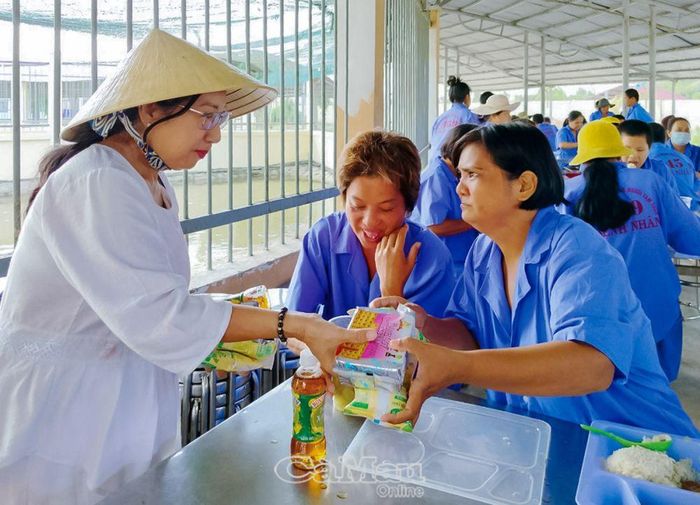 Ðại diện Ban Từ thiện - Xã hội Phật giáo tỉnh Cà Mau và các mạnh thường quân trao quà cho bệnh nhân.