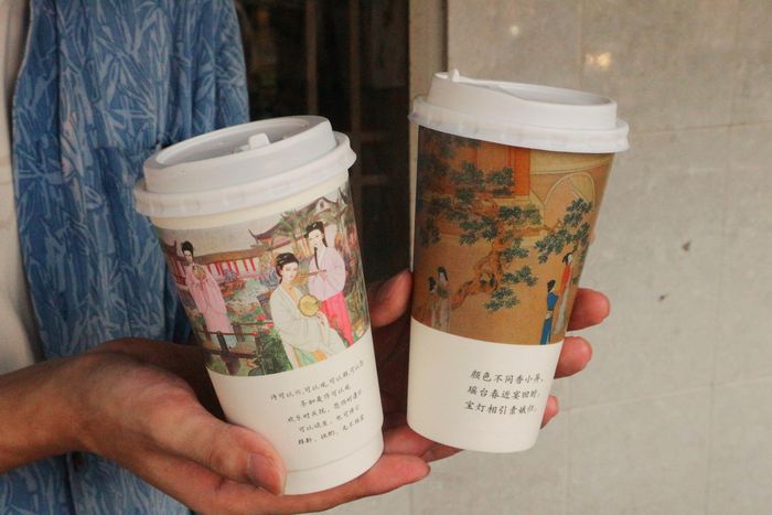  Trà sữa đựng trong ly 2 lớp được thiết kế riêng để cách nhiệt, tránh bỏng tay. Ảnh: Trúc Hồ. 