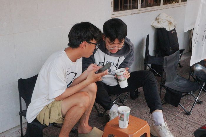  Thiên Tài (áo xám) và Minh Ngọc (áo trắng) đều dành nhiều lời khen cho trà sữa thịt heo Mông Cổ. Ảnh: Trúc Hồ. 