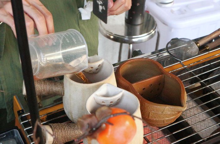 Loại thức uống mới lạ này được biến tấu từ lẩu sữa và suutei tsai, giữ nguyên phương pháp hầm nóng già đặc trưng trong ẩm thực Mông Cổ. Ảnh: Trúc Hồ. 
