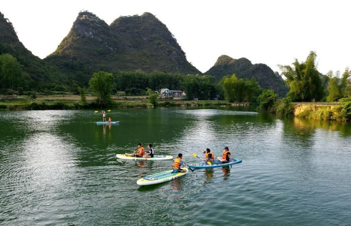 Dịch vụ trải nghiệm chèo Sup trên sông. Nguồn: Nasan Green Farm