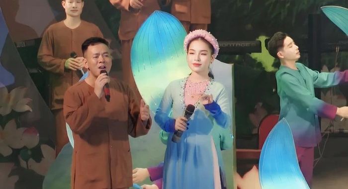 Nguyễn Thành Ngân cùng bạn diễn trên một sân khấu. Ảnh: NVCC