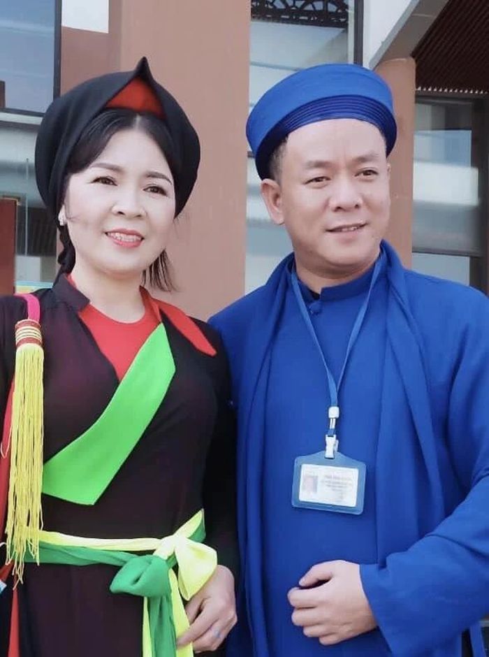 Nghệ nhân quan họ Bắc Ninh và Nguyễn Thành Ngân trong lần giao lưu giữa 2 miền di sản. Ảnh: NVCC
