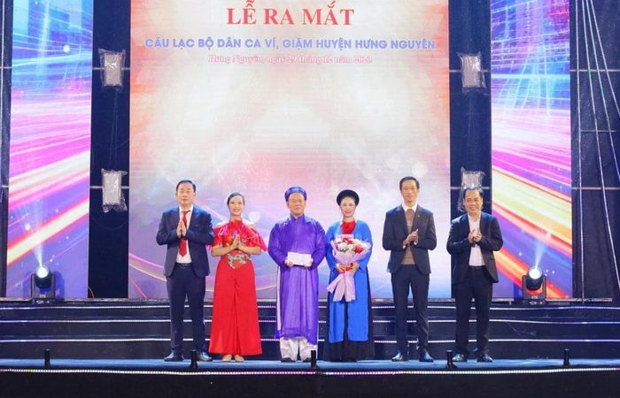 Nguyễn Thành Ngân (giữa) trong lễ ra mắt CLB Dân ca ví, giặm huyện Hưng Nguyên. Ảnh: NVCC