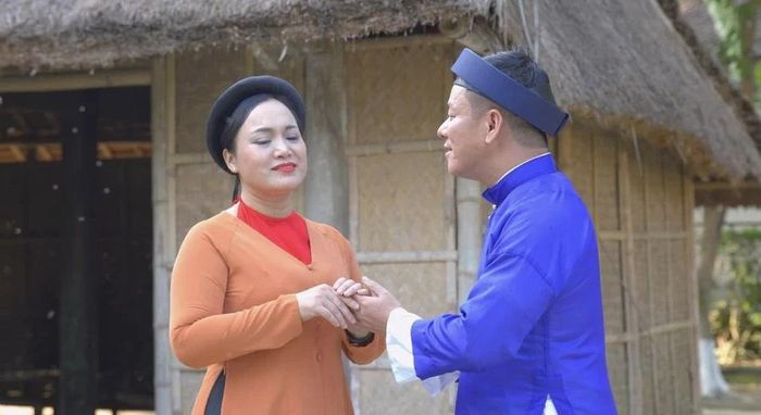 Nguyễn Thành Ngân và bạn diễn trong một không gian diễn xướng ví, giặm. Ảnh: NVCC