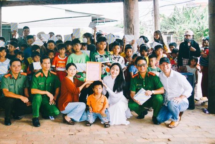 Dự án từ thiện "Đừng từ bỏ" của Lan Nhi mang những món quà ý nghĩa đến trẻ em Kon Tum.