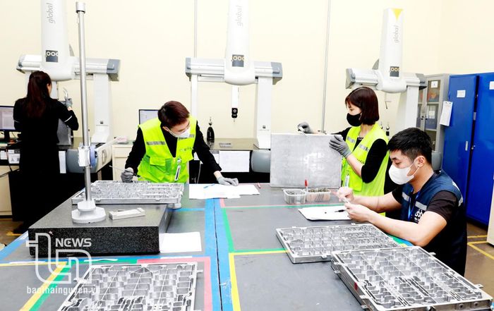 Do thị trường trong nước và xuất khẩu phục hồi nên nhiều doanh nghiệp trên địa bàn tỉnh đang cần tuyển thêm lao động để đáp ứng nhu cầu mở rộng sản xuất, kinh doanh. Trong ảnh: Sản xuất sản phẩm cơ khí xuất khẩu tại Công ty TNHH BIGL Việt Nam (Khu công nghiệp Sông Công II). Ảnh: N.N