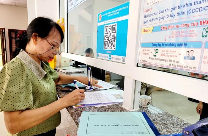 Người dân đến giao dịch các thủ tục bảo hiểm tại BHXH huyện Nam Đông