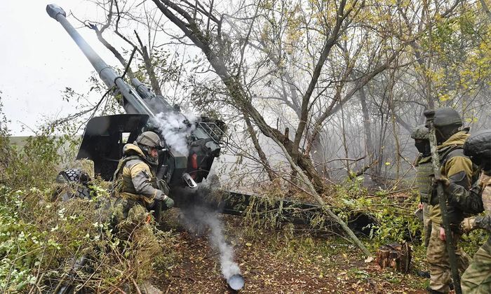 Pháo binh Nga tấn công vị trí Ukraine. Ảnh: RIA Novosti