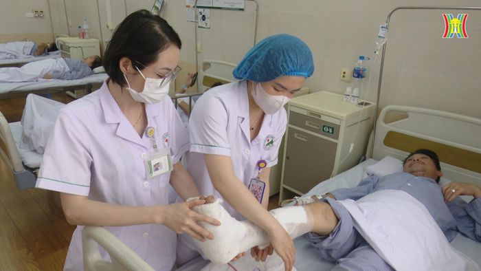 Bệnh nhân Nguyễn Văn Huy xã Mai lâm, huyện Đông Anh vừa phải phẫu thuật dập bàn chân do tai nạn lao động tại Bệnh viện đa khoa Đức Giang